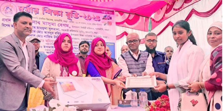ইউএনও মাসুমা বেগম কর্তৃক আদমদীঘিতে শিক্ষা বৃত্তি প্রদান