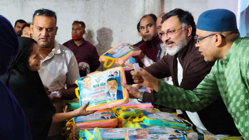 বেলতলায় সাধারণ মানুষের মাঝে মশারি দিলেন শফিকুল ইসলাম খান মিল্টন