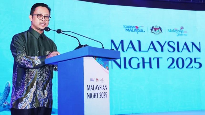 বাংলাদেশে নিযুক্ত মালয়েশিয়ার হাইকমিশনার মোহাম্মদ শুহাদা ওসমান শনিবার সন্ধ্যায় রাজধানীর এক হোটেলে মালয়েশিয়া ট্যুরিজম ফেয়ার উপলক্ষ্যে এ বক্তব্য রাখেন। ছবি: সংগৃহীত