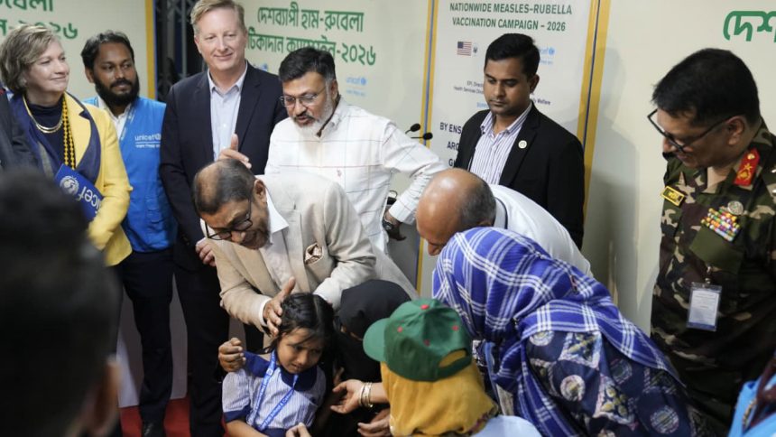 ডিএনসিসি প্রশাসক মিল্টনের শাহজাদপুর টিকাদান কেন্দ্র পরিদর্শন; ইউনিসেফ ও মার্কিন রাষ্ট্রদূতের উপস্থিতি