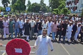 মহানগর উত্তর বিএনপির সাবেক আহ্বায়ক সাইফুল আলম নীরবের উদ্যোগে মাজারে পুষ্পস্তবক অর্পণ