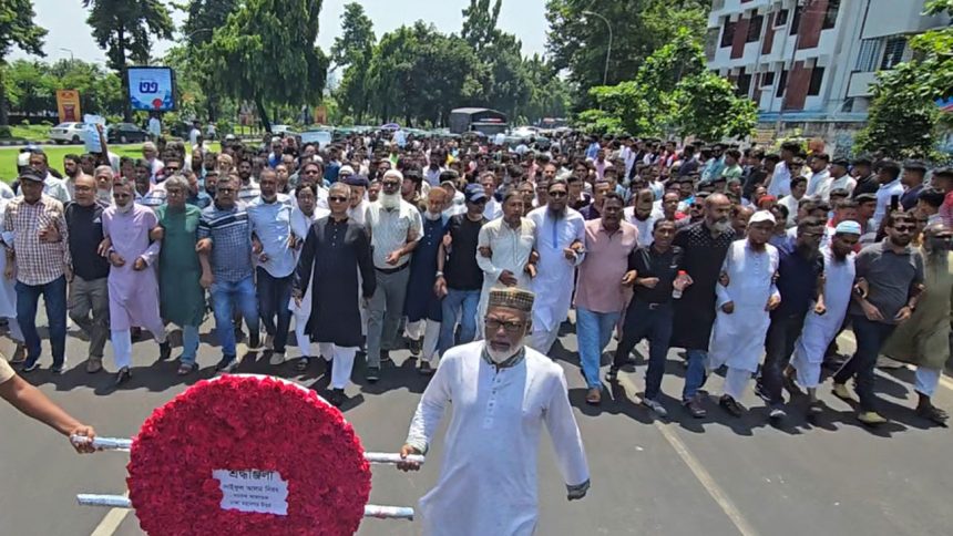 মহানগর উত্তর বিএনপির সাবেক আহ্বায়ক সাইফুল আলম নীরবের উদ্যোগে মাজারে পুষ্পস্তবক অর্পণ